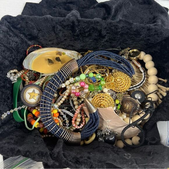 5 pounds of craft jewelry bundle vintage to current for repurpose - Picture 12 of 15